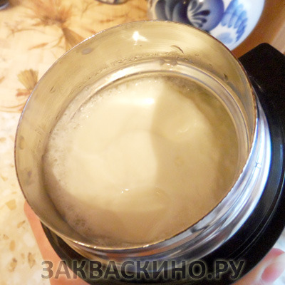 Готовый йогурт при наклоне отползает от стенок сгустком