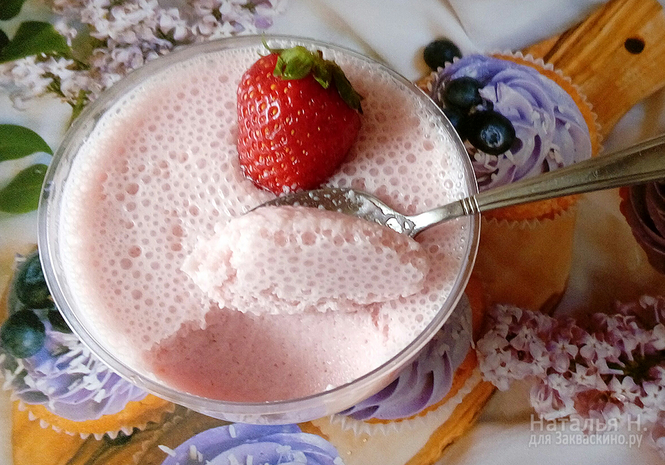 Десерт из домашнего йогурта с клубникой