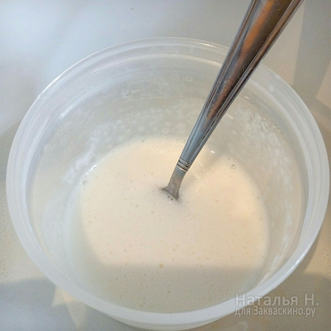 Растворяем желатин в молоке на водяной бане